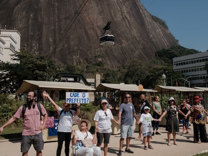 Manifestantes tomados de la mano en una plaza de Praia Vermelha contra el proyecto de tirolesa en el Pão de Açúcar.