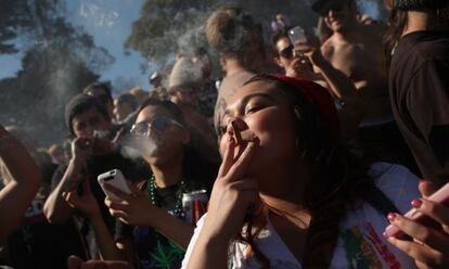 Fumadores de cannabis defienden la liberalizaci&oacute;n de esta droga en una protesta en el Golden Gate de San Francisco el pasado 20 de abril.