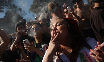 Fumadores de cannabis defienden la liberalización de esta droga en una protesta en el Golden Gate de San Francisco el pasado 20 de abril.