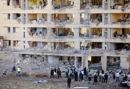 El ministro del Interior, Alfredo Pérez Rubalcaba, rodeado por policías e investigadores, junto al cuartel de la Guardia Civil de Burgos después del atentado con coche bomba del 29 de julio de 2009.
