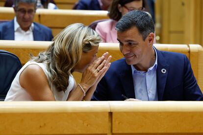 El presidente del Gobierno, Pedro Sánchez, y la vicepresidenta segunda y ministra de Trabajo, Yolanda Díaz, en el Senado el pasado 6 de septiembre.