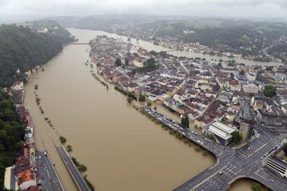 Vista aérea de las inundaciones en la localidad de Passau, en Baviera (Alemania), 3 de junio de 2013, donde es especialmente dramática la situación y se espera que los ríos Inn y Danubio superen los máximos niveles históricos registrados en 1954.