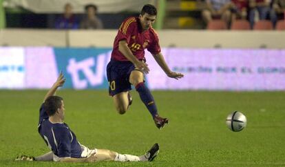 José Antonio Reyes salta sobre un contrario en el amistoso España-Escocia disputado en Valencia.