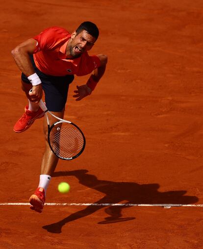 Djokovic, durante una jugada en la pista Court Philippe Chatrier de París.