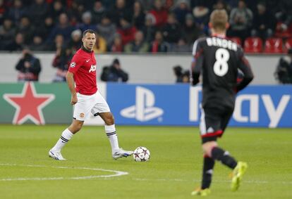 Ryan Giggs, del Manchester United, controla un balón en un instante del encuentro.