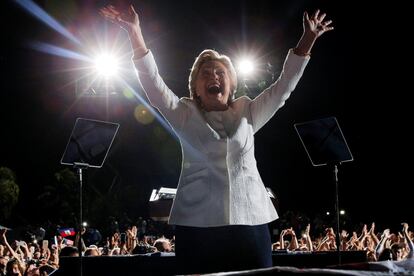 La candidata demócrata Hillary Clinton saluda a la multitud en un acto de camapaña en Fort Lauderdale, Florida, el 1 de noviembre.