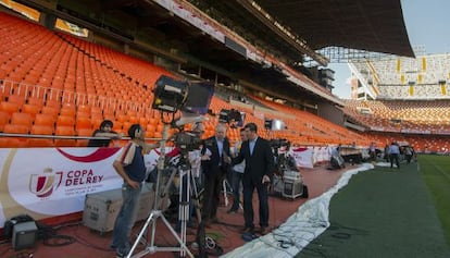Equipos de televisi&oacute;n se preparam en el interior del estadio Mestalla de Valencia. &copy; Jos&eacute; Jordan