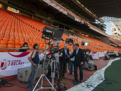 Equipos de televisi&oacute;n se preparam en el interior del estadio Mestalla de Valencia. &copy; Jos&eacute; Jordan