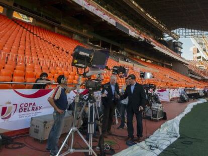 Equipos de televisión se preparam en el interior del estadio Mestalla de Valencia. © José Jordan