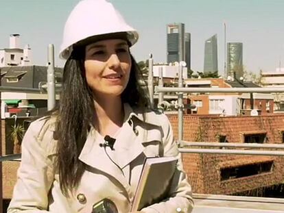 Rocío Monasterio, con casco de obra, en una imagen de un vídeo de Vox.