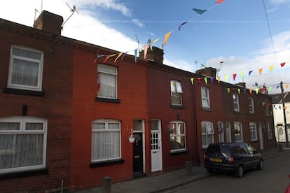 La casa del número 12 de Arnold Grove, en el barrio de Wavertree, es el lugar de nacimiento de George Harrison . Los padres de George, Harold y Louise, se mudaron allí tras su boda en 1930. Aquí nacieron sus cuatro hijos. Louise (1931), Harry (1934), Peter (1940) y George (25 de febrero de 1943).