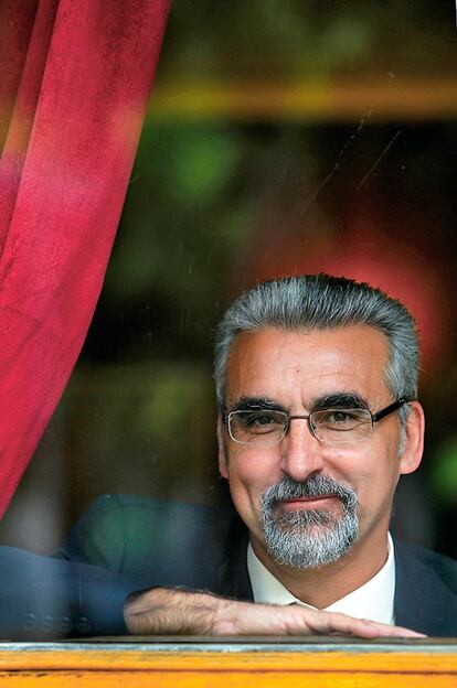 <strong>Tras su paso por el Consejo de Seguridad Nuclear, ha dado el salto al Organismo Internacional de la Energía Atómica (OIEA). </strong></p><p>Por<strong> Rafael Méndez</strong></p><p>Juan Carlos Lentijo es una de esas personas de las que casi todo el mundo habla bien. Tras 28 años en el Consejo de Seguridad Nuclear, este ingeniero saltó en junio al Organismo Internacional de la Energía Atómica (OIEA) de la ONU, como responsable del combustible nuclear y los residuos radiactivos. Lentijo, que dirigió misiones internacionales a Fukushima tras el accidente nuclear japonés, resume el paso sin darse importancia: “Es seguir con el servicio público, aunque ahora sea en algo más amplio”. Su división apoya a países que quieren poner en marcha su programa nuclear, pero también “cosas más modestas, como ayudar a países africanos a deshacerse de fuentes radiactivas en desuso”. Desde Viena, donde se encuentra la sede del OIEA, sigue con preocupación la situación de España: “Mi vida sigue allí, mis hijos, mi familia. Me preocupan los jóvenes”.</p><hr /><p><strong>Rafael Méndez es periodista de El País<strong></p>