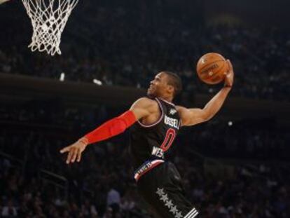 Westbrook machaca durante el partido.