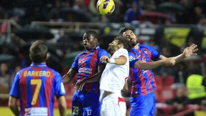 Fazio pelea por el cuero ante dos jugadores del Levante.