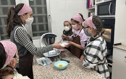 Varios participantes en el taller de galletas de Reyes Magos del obrador Dulcemente.