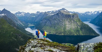 Vistas del fiordo de Hjorund, cerca de Alesund (Noruego).