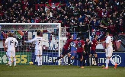 Los jugadores de Osasuna celebran uno de sus goles.