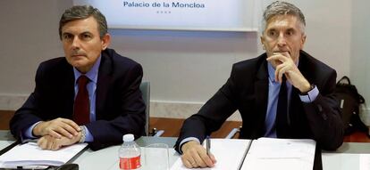 El ministro del Interior, Fernando Grande-Marlaska, junto al secretario de Estado de Infraestructuras, Pedro Saura.