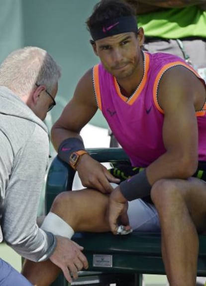 Nadal es atendido por el médico durante el partido ante Khachanov.