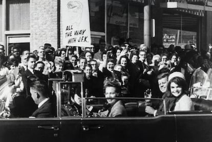 Ahora, 54 años después, se va a enfrentar a otra prueba de fuego con la decisión de Donald Trump de hacer públicos los 3.100 informes que aún permanecían secretos. En la foto, el presidente John F. Kennedy saluda a la multitud congregada a su paso por Dallas, momento antes de ser asesinado.