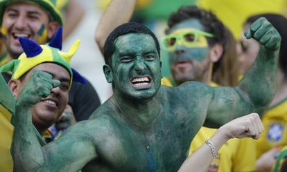 Brasileiro se fantasia de "Hulk", em homenagem ao jogador brasileiro.