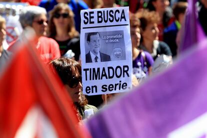 Pancarta durante la manifestacion del Dia del Trabajo en Madrid, en 2016.