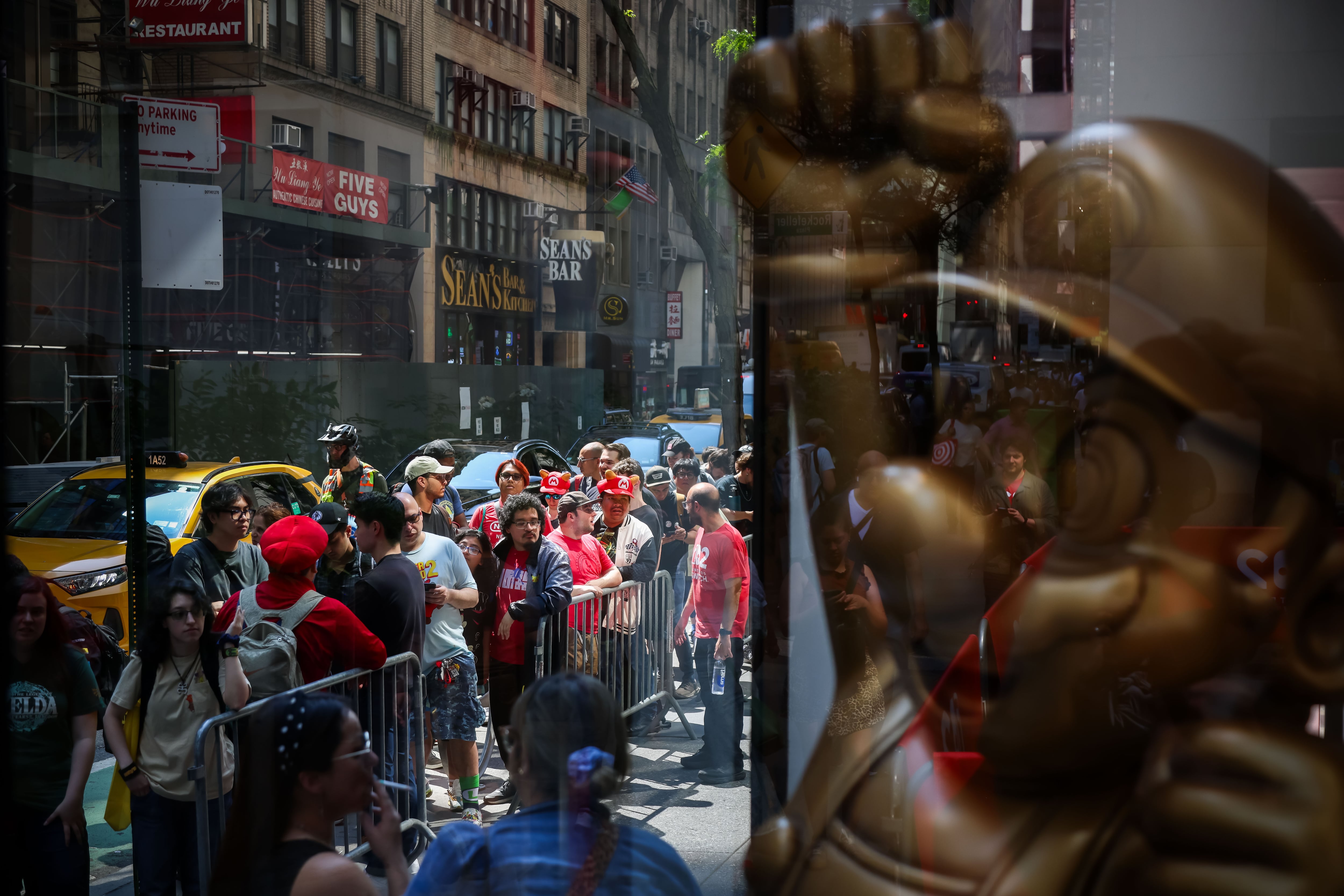 Aficionados de Nintendo hacen cola para jugar a Mario Kart World en una tienda de la marca en Nueva York, el pasado junio.