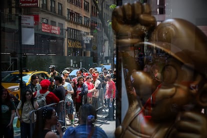 Aficionados de Nintendo hacen cola para jugar a Mario Kart World en una tienda de la marca en Nueva York, el pasado junio.