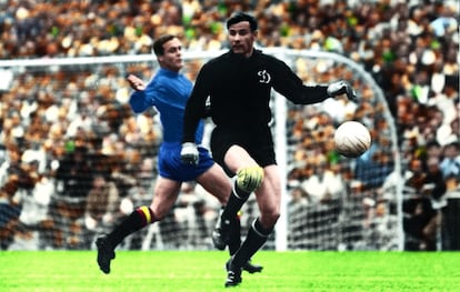 Marcelino y Yashin, portero de la URSS durante la final de la Eurocopa de fútbol de 1964, disputada en el estadio Santiago Bernabéu.