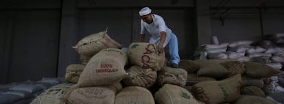 Un operario mueve sacos de cacao en una fábrica en México.