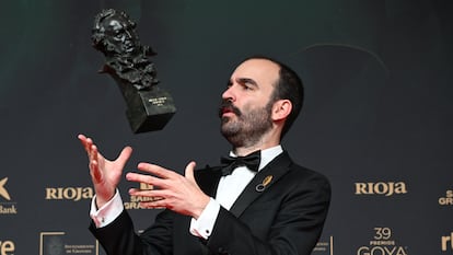 El guionista Eduard Sola posa con el Goya a mejor guion original por "Casa en flames".
