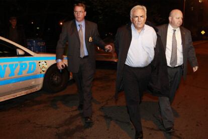 Strauss-Kahn, esposado en Nueva York, en una imagen que ha causado impacto en Francia.