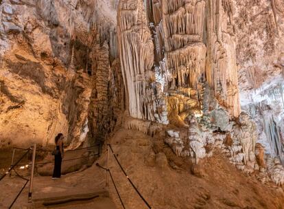 El interior de la Gruta de Neptuno.