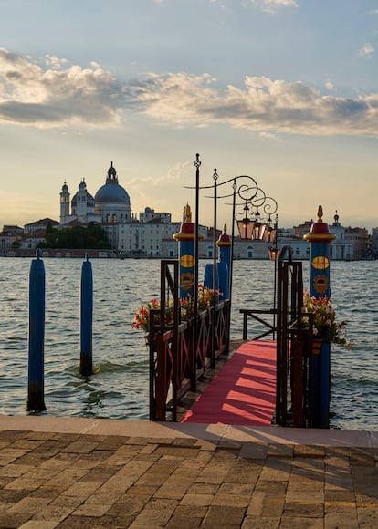 Embarcadero norte del Cipriani, un hotel Belmond, con vistas a la parte trasera de la basílica de Santa Maria della Salute, en Venecia.                          