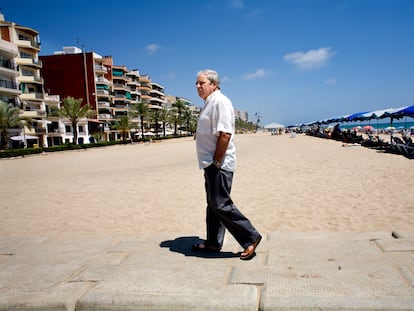 Juan Marsé, en la playa de Calafell en 2008.