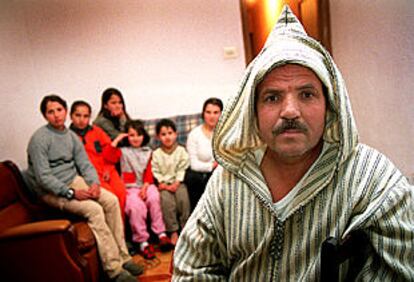 Mustapha Amallouk, junto a su familia, en su domicilio de Ripollet (Barcelona).