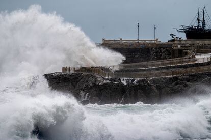 Una ola rompe en la península de la Magdalena en Santander, este martes.