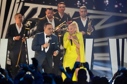 Gilberto Santa Rosa y Yuri en Miami, Floridad, el 24 de febrero de 2022.