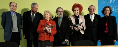 El crítico Francisco Calvo, Leopoldo Rodés, María Milagros Benegas de Várez, el artista Isidoro Valcárcel Medina, la galerista Juana de Aizpuru, el presidente de La Caixa, Isidro Fainé, y la directora de LABoral, Rosina Gómez-Baeza (de izqda. a dcha.), en la entrega de los premios Arte y Mecenazgo de La Caixa.