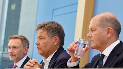 El canciller alemán, Olaf Scholz (derecha), presenta el acuerdo político para los presupuestos de 2025 este viernes en Berlín junto a sus socios, el ministro de Economía y Clima, el verde Robert Habeck (centro), y el ministro de Finanzas, Christian Lindner.