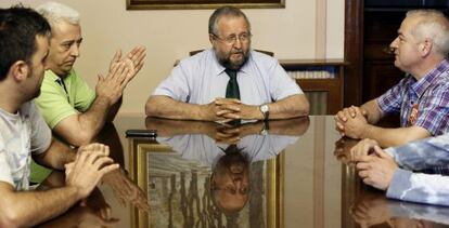 Orozco, en el centro, en la reunión del viernes con los huelguistas en la que anunció la intervención.