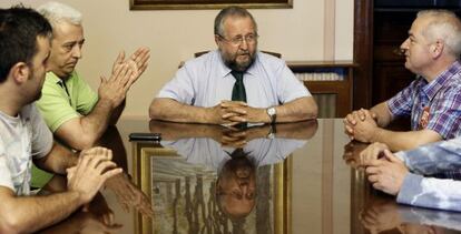 Orozco, en el centro, en la reuni&oacute;n del viernes con los huelguistas en la que anunci&oacute; la intervenci&oacute;n.