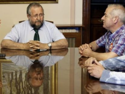 Orozco, en el centro, en la reuni&oacute;n del viernes con los huelguistas en la que anunci&oacute; la intervenci&oacute;n.