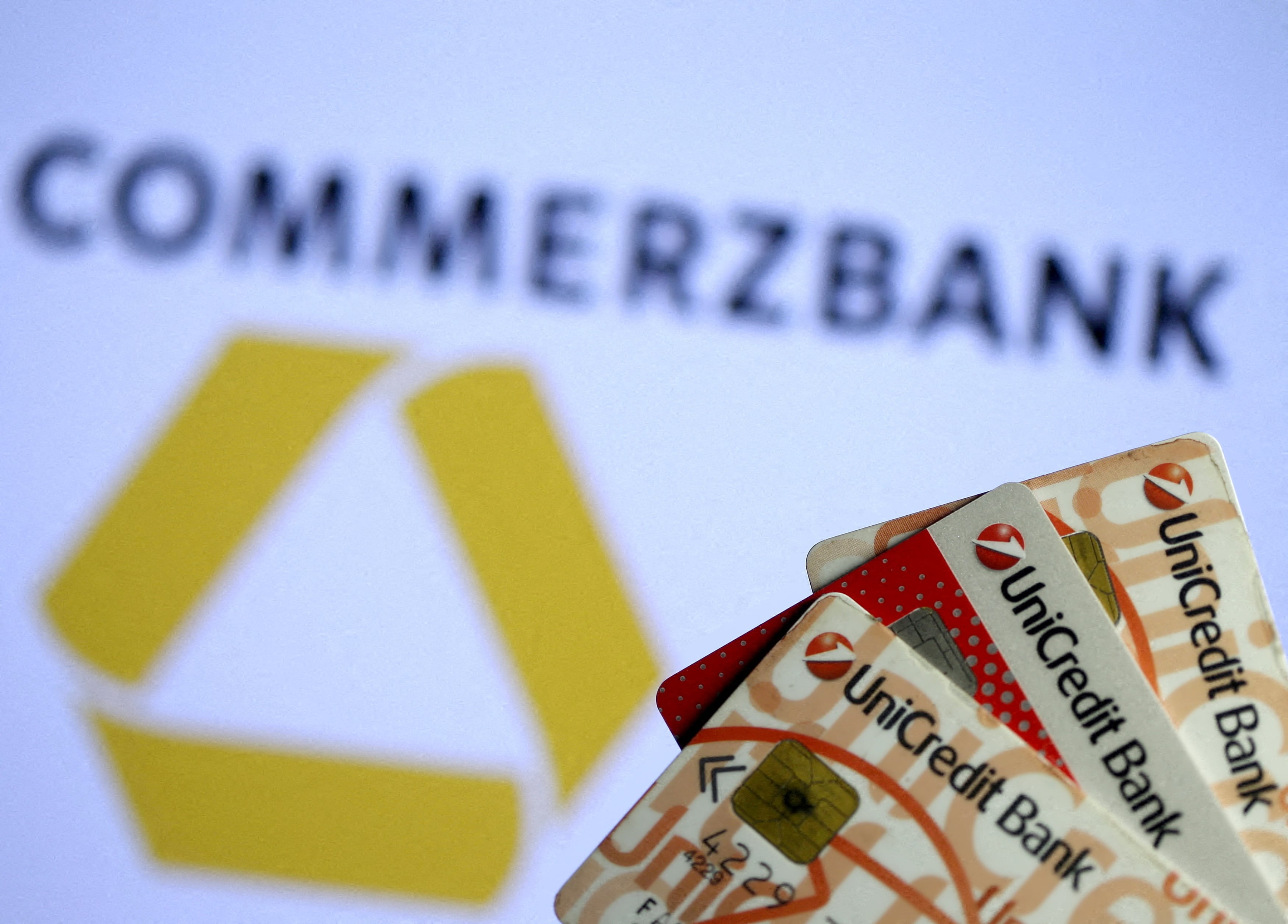 Tarjetas de Unicredit, delante de un logo de Commerzbank.