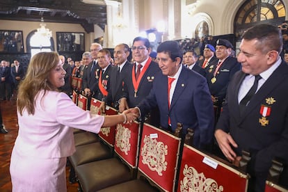 Dina Boluarte saluda con miembros de las fuerzas armadas este miércoles, en el Palacio de Gobierno en Lima (Perú).