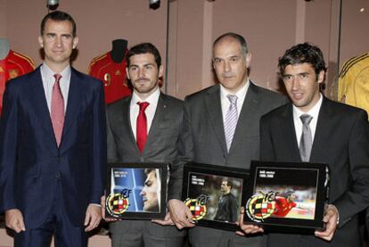 Casillas, Zubizarreta y Raúl, en la foto junto al príncipe Felipe, recibieron ayer la medalla de oro de la Federación Española de Fútbol y la Real Orden del Mérito Deportivo en su categoría de oro