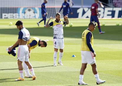 Sergio Ramos, defensa del Real Madrid, en el césped antes del partido.