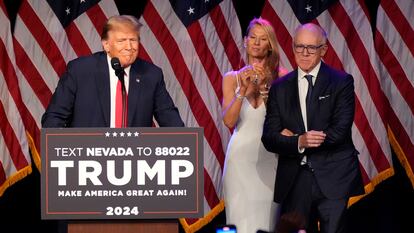 Trump interviene este jueves en un acto en las Vegas, acompañado de Woody Jonhson y la esposa de este Suzanne.