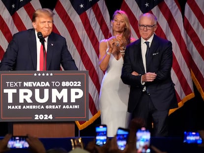 Trump interviene este jueves en un acto en las Vegas, acompañado de Woody Jonhson y la esposa de este Suzanne.