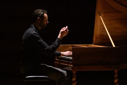 Bach en la penumbra: Benjamin Alard interpreta las 'Variaciones Goldberg' en la Sala de Cámara del Auditorio Nacional.